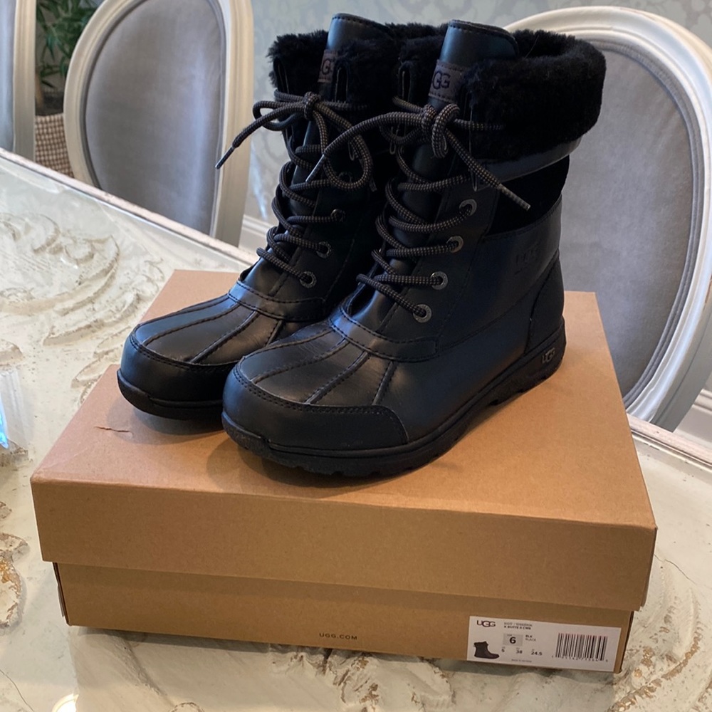 UGG K Butte II CWR Size 6- Black EEUC